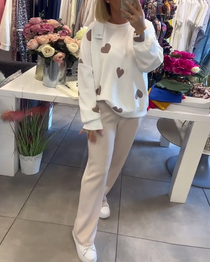 "Mila | Stylowy sweter w serca" can be rewritten as "Mila | Elegancki sweter w serca".