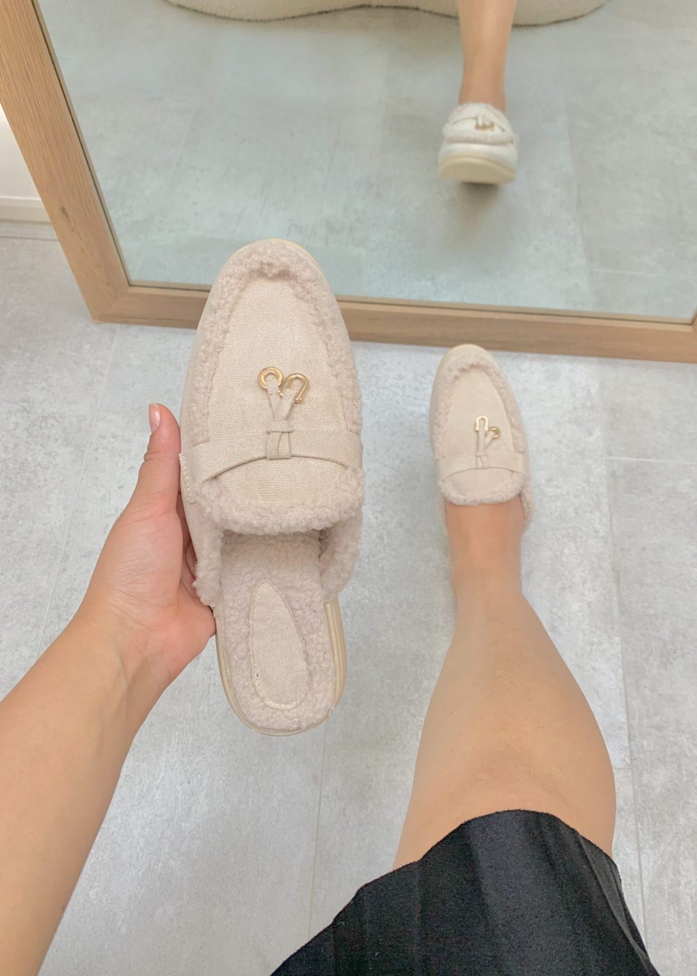 Coco open teddy loafers met my charms detail in beige