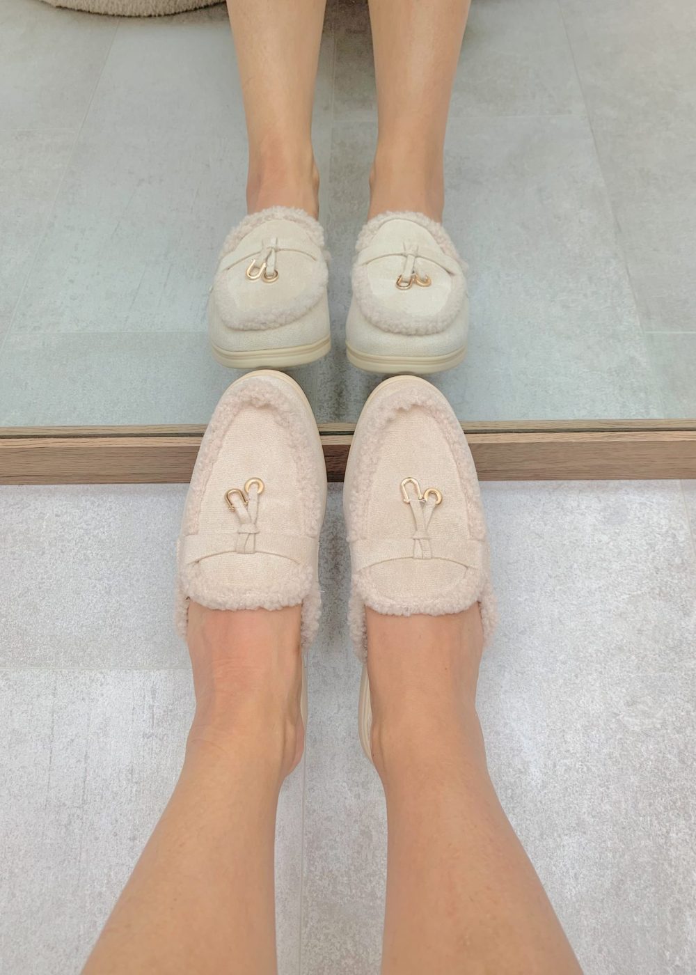 Coco open teddy loafers met my charms detail in beige